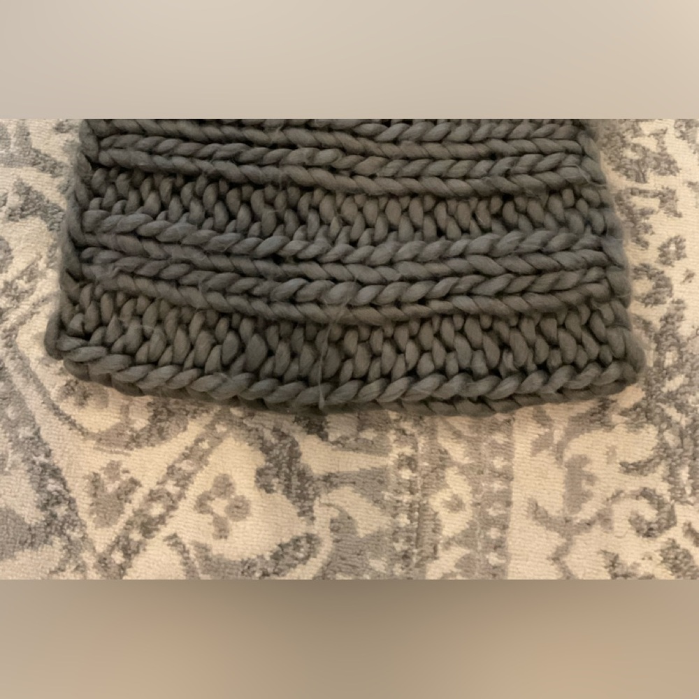 Barnes and Noble big knit scarf
